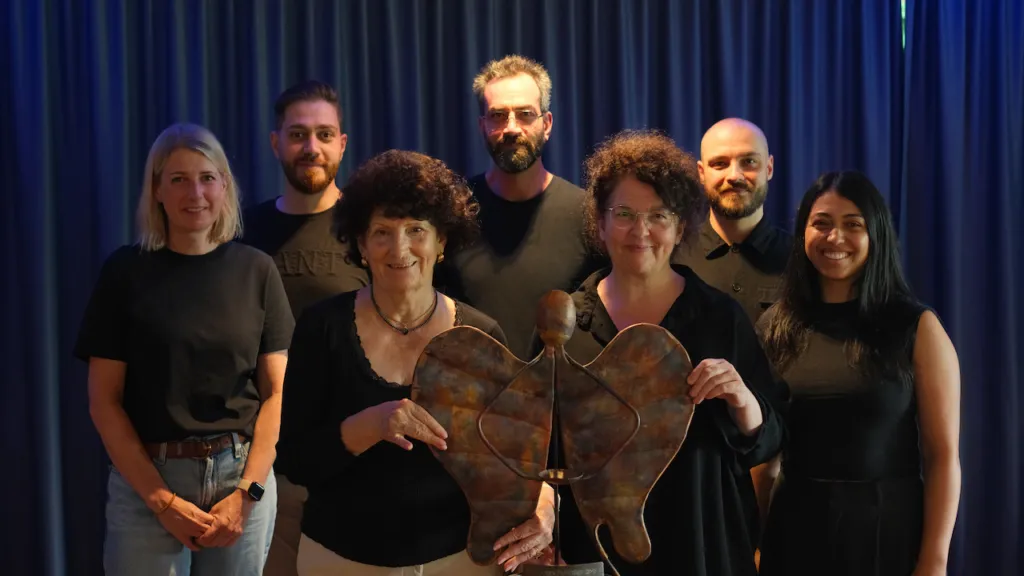 Ehren- und Hauptamtliche bei Levante präsentieren den Ehrenamtspreis Engel der Nordstadt